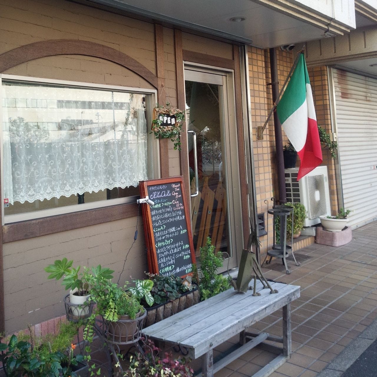 イタリア国旗が掲げられたリク チカの外観