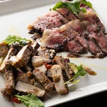 黒毛アンガス牛＆四元豚神威豚ローストはガッツリお肉を食べたい人にオススメの逸品です。