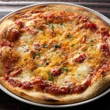 当店一番人気のピッツァ「スフィンチョーネ」は素朴ながらどこか懐かしい味わいを楽しめます。