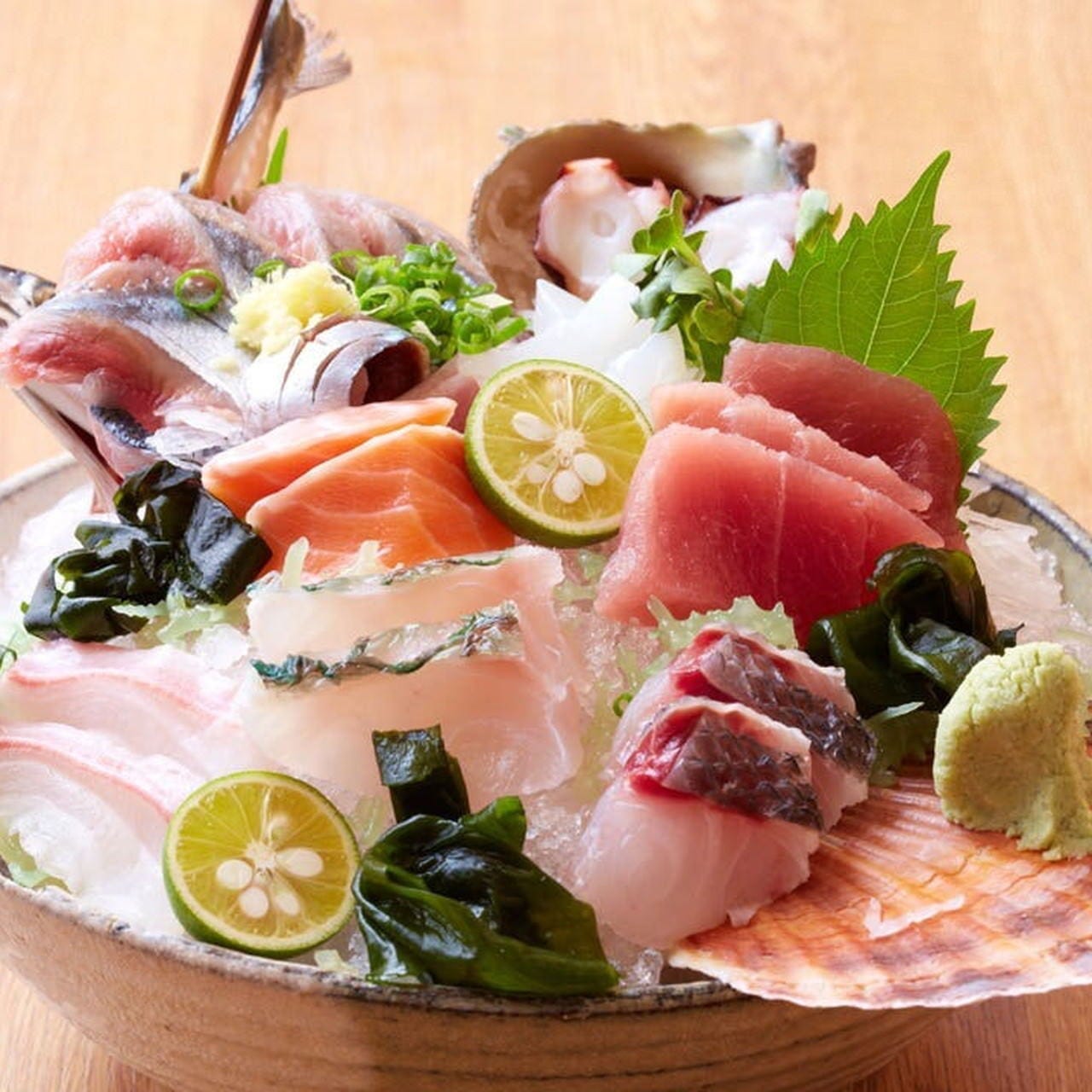 沖縄料理と海鮮居酒屋 平家亭 那覇松山_様々な魚のお刺身をたっぷりと盛り合わせた『びっくり盛』