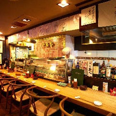 沖縄料理と海鮮居酒屋 平家亭 那覇松山_【カウンター席:10席】おひとり様も大歓迎！座り心地抜群のお席で食事を満喫