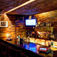 沖縄料理と海鮮居酒屋 平家亭 那覇松山_個室:【別館】貸切専用カウンター＆ホール　15名様～40名様迄ご利用可能（100インチスクリーン搭載・TV4台）カラオケ完備　音響設備完備　ビンゴゲーム機械完備
