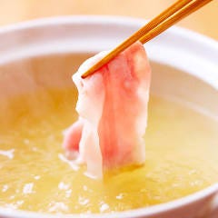 沖縄料理と海鮮居酒屋 平家亭 那覇松山_【あぐーしゃぶしゃぶ】
当店のあぐーしゃぶしゃぶは、琉球在来豚の純血統種「金アグー」のうで・バラ肉を使用しています。やわらかくジューシーな味わい、さっぱりとした脂身、つやの良い肉質が特徴。天然かつお出汁にシークワーサーが効いたオリジナルのポン酢と相性抜群！
