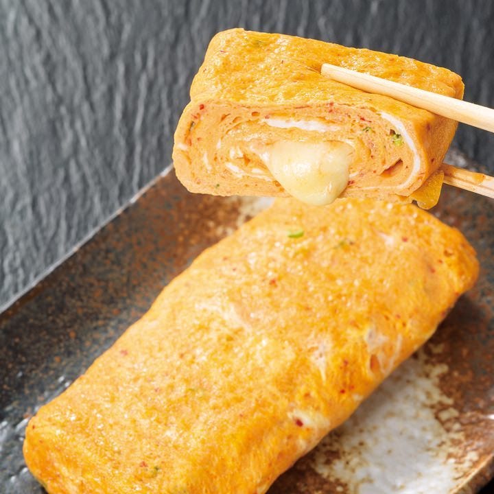 じっくり焼き上げる赤から自慢の『チーズたまご焼き』