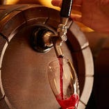 イタリアでステンレス製樽に詰められ、光や空気に触れることなく現地のフレッシュな味わいのままテーブルにお出しする「樽生ワイン」