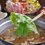 鶏がらベースで松の実や胡麻などを加えた特製の薬膳風スープにさっと潜らせて、お召し上がりいただきます。