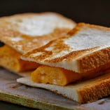 鉄板焼の下に敷いたパンは、〆にたまごサンドとしてお出し致します。