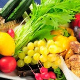 旬野菜は、素材の味わいを活かしたサラダや、彩り鮮やかな会席料理の一品で。
