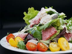 "低温調理"ローストビーフとパルメザンチーズのサラダ