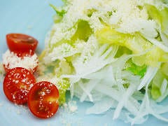 チーズ薫る、新玉＆春キャベツのサラダ