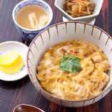 絶品！ふわとろ卵t鳥取県産大山鶏親子丼（味噌汁、小鉢、漬物付）
