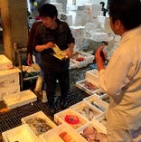 ☆店主自ら中央市場に行き目利きして旬の鮮魚を買い付け。