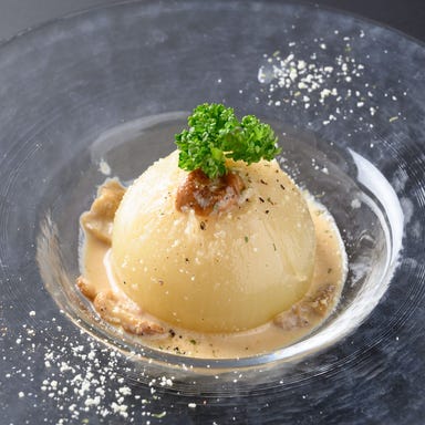 伏見町kokomo_丸ごと玉葱の煮込み~ポルチーニ茸のソース~