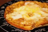 クアトロピッツァ（厳選4種類のチーズを使ったトマトソースピッツァ）