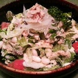 「ツナと白インゲン豆のサラダ」葉野菜と一緒にお豆もたっぷりいただける女性に人気のサラダです。　６５０円（３、４人で召し上がれます）