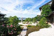 宍道湖を臨む 白砂青松の 日本庭園