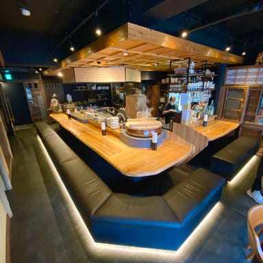 薩摩おでんと炉端焼 つむぎ_ライブ感あふれるカウンターから囲炉裏の暖かさと香りを楽しめます!