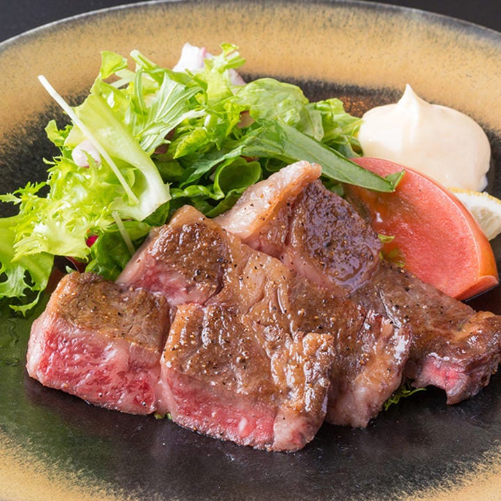 鹿児島県産A4クラスの黒毛和牛を使用した網焼きステーキは絶品