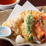 [看板料理]
当店の看板料理、天ぷらを是非お召し上がり下さい