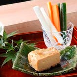 手土産に人気の「特製もろみ豆腐（豆腐の味噌漬け）」750円