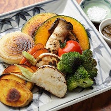 季節の焼野菜は3種のソースで楽しむ！