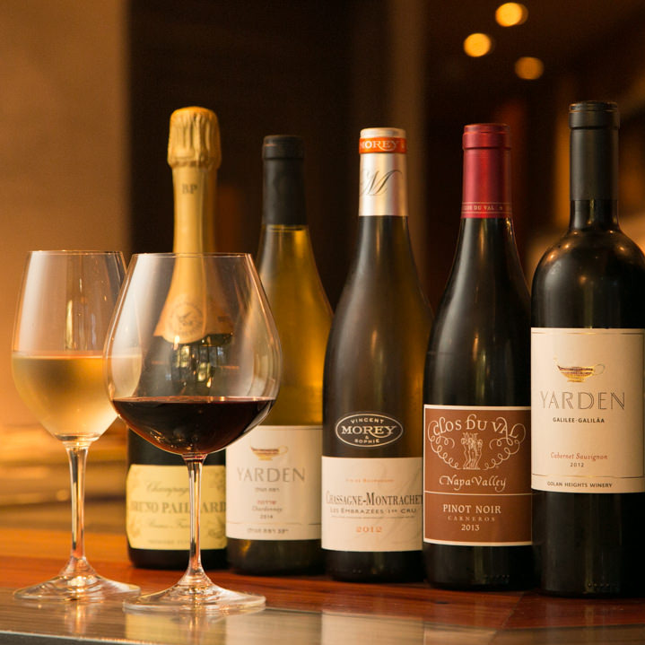 フランス産を中心に世界の名だたるワインを約50種揃えています