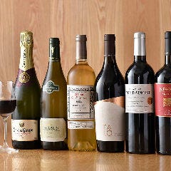 ソムリエ厳選ワインはリーズナブルな価格帯の逸品揃いです