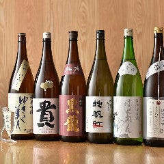 日本全国の名産地から取り寄せた自慢の地酒は半合から楽しめる
