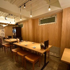 広々としたテーブル席は2〜12名様でご利用可能。女子会などに◎