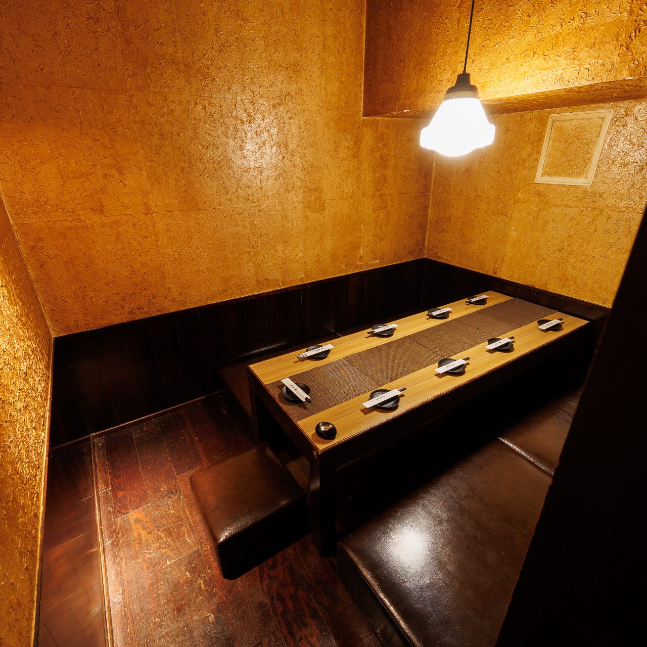 2名から利用できる、扉つきの個室席