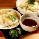 【店主おすすめ】鱧天ざるうどん 京都の台所「錦市場」直送の鱧を使っています。熱々、サクサク揚げたての天ぷらをぜひ！