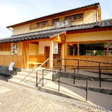 嵐山亭は阪急・嵐電嵐山駅に程近い嵐山中之島公園内にございます