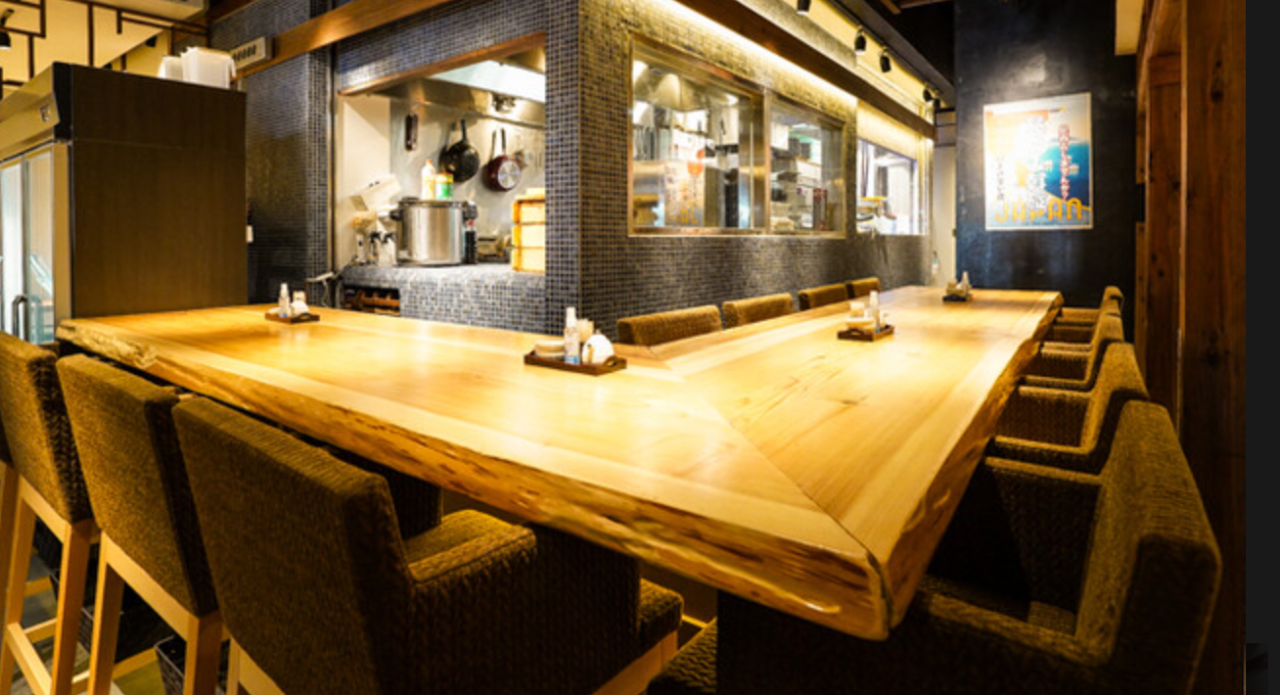 広々とした木製のカウンター席