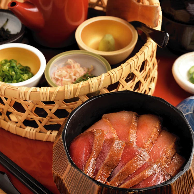 おひつにはいったてこねまぶしとカゴにはいった数種類の薬味