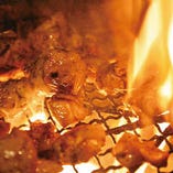 【産地鶏の炭火焼き】
厳選産地鶏を炭火でじっくり焼いています