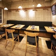 広々としたオシャレな店内でディナーパーティー♪