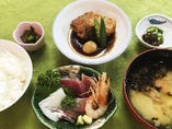 煮魚刺身定食　(日替り)