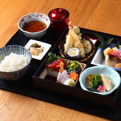 四季を感じていただけるうおまんの松花堂御膳