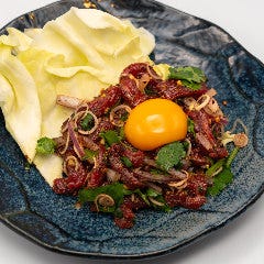 馬刺しを使った生ラープ