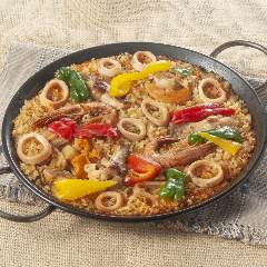 バレンシアゆかりとされる伝統的なパエリアはまさに本場の味。