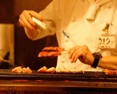 朝〆の厳選鶏を一本一本串刺しし、備長炭で焼き上げる珠玉の焼鳥