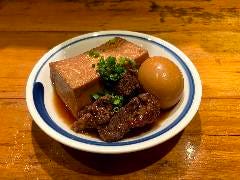 大きな鍋で煮込んだ肉とうふ