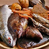 【産地にこだわる】
オーナー自ら足を使って見つけた美味食材で作る絶品メニューの数々！朝一番に北海道の市場で水揚げされた魚を直送しているので鮮度抜群！北海道の魅力を詰め込んでおります！
