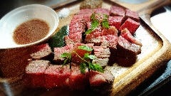 これぞ肉っ！！　牛赤身肉の塊り焼き(200ｇ！！)　肉汁１００％のグレイビーソースとマスタードで