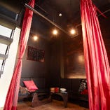 真紅のカーテンで覆われた半個室です。天井が高く一般席とは違う空間をお楽しみいただけます。