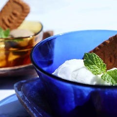 ちょっぴり大人の味わいが魅力のアイスはケーキに添えても◎