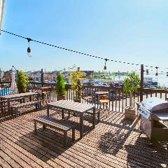 美しい景色が広がるテラス席で時が経つのを忘れて楽しんで