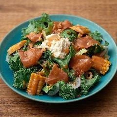 絶品メインはもちろんカラフルな旬野菜のサラダにも要注目！