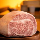 【Ａ５ランク黒毛和牛リブロース】
当店一番人気のお肉です！