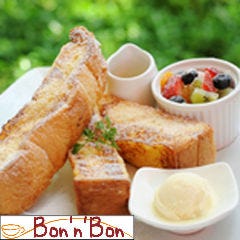 ケーキ＆カフェダイニング～ボナボン～Bon’n’Bon_フルーツ盛りの「フラッフィーフレンチトースト」９８０円新登場